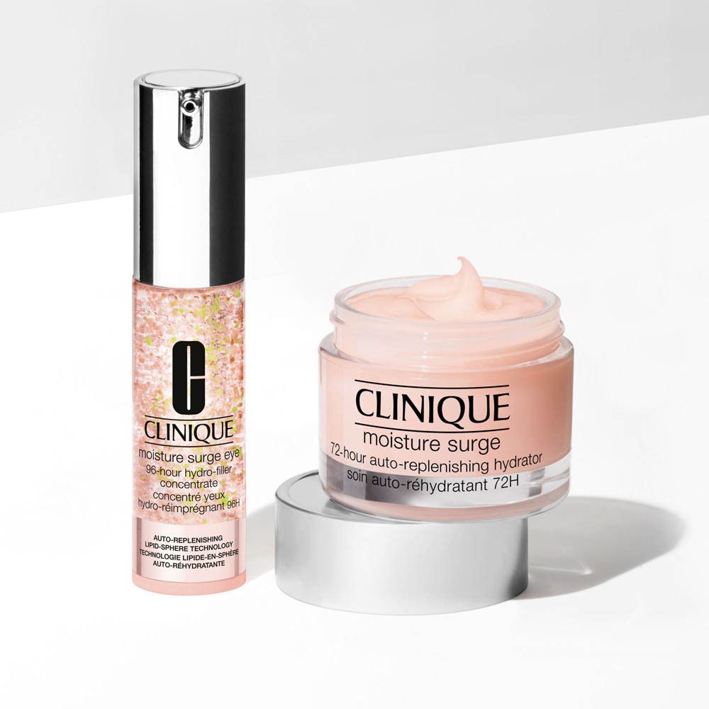 Deux produits hydratants Clinique : un concentré contour des yeux en flacon pompe et une crème hydratante en pot.