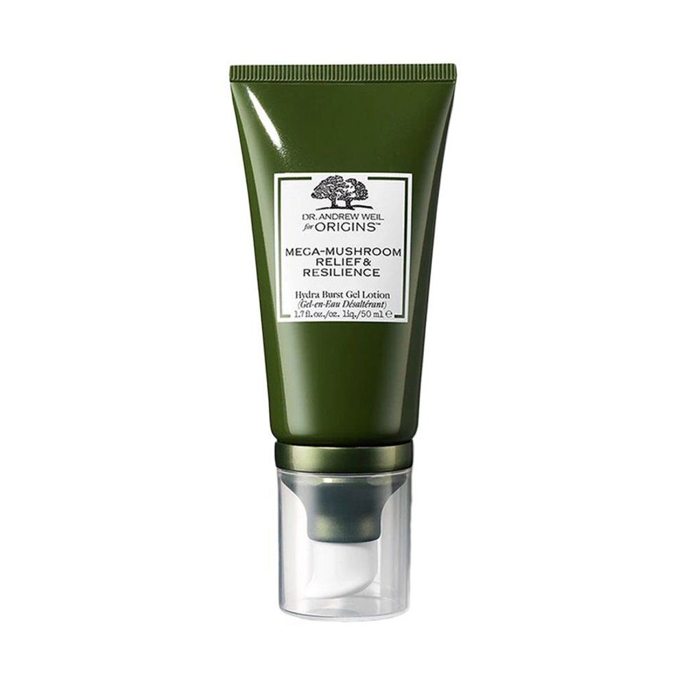 Tube vert avec étiquette blanche. Nom du produit et marque clairement visibles. Tête de pompe transparente.