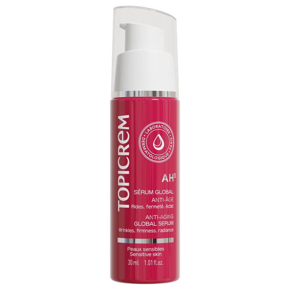 Flacon de sérum rouge avec pompe blanche. Inscriptions: TOPICREM, AH³, Sérum Global Anti-Âge. Pour peaux sensibles. 30 ml.