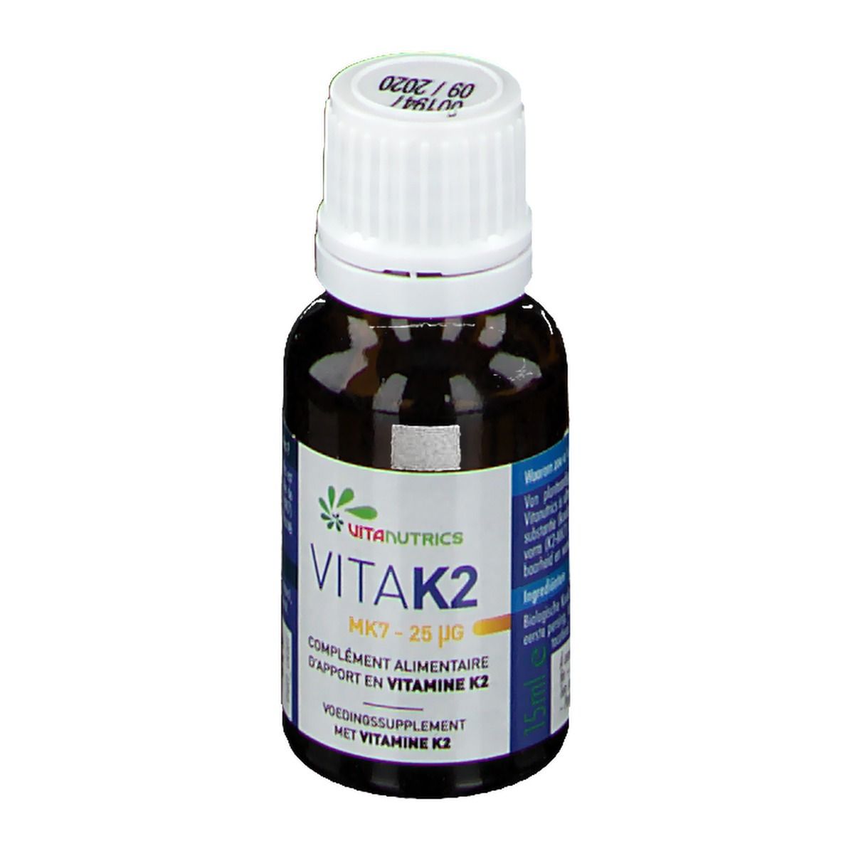 Flacon en verre brun avec bouchon blanc. Inscription: VITA K2, MK7 - 25 µg. Étiquette avec informations produit.