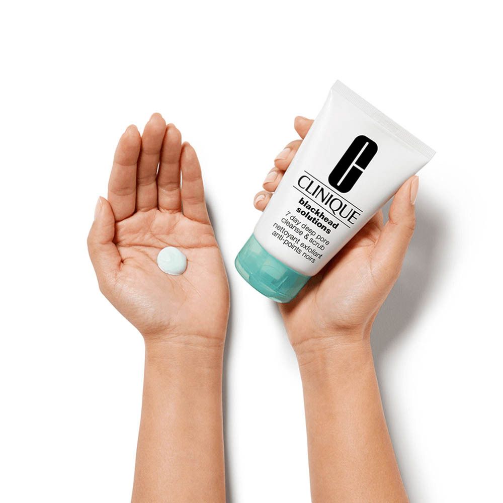 Clinique Blackhead Solutions nettoyant et exfoliant pour les pores dans une main, une petite quantité dans l'autre.