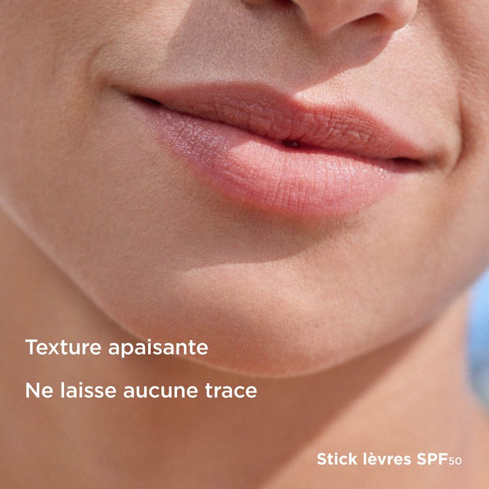 Stick de baume à lèvres et échantillon de crème sur fond orange. Inscription : ISDIN Protector Labial 50+.