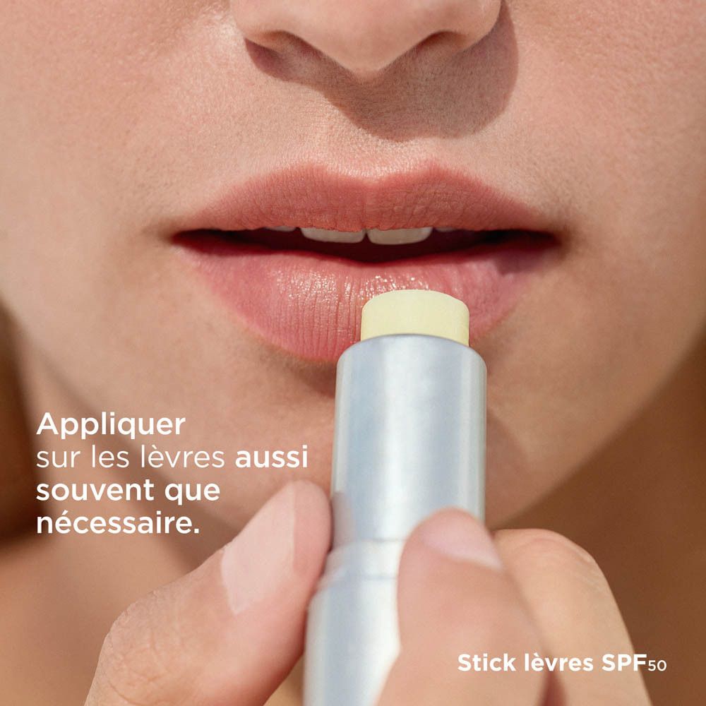 Gros plan d'une personne appliquant du baume à lèvres. Le stick est visible.