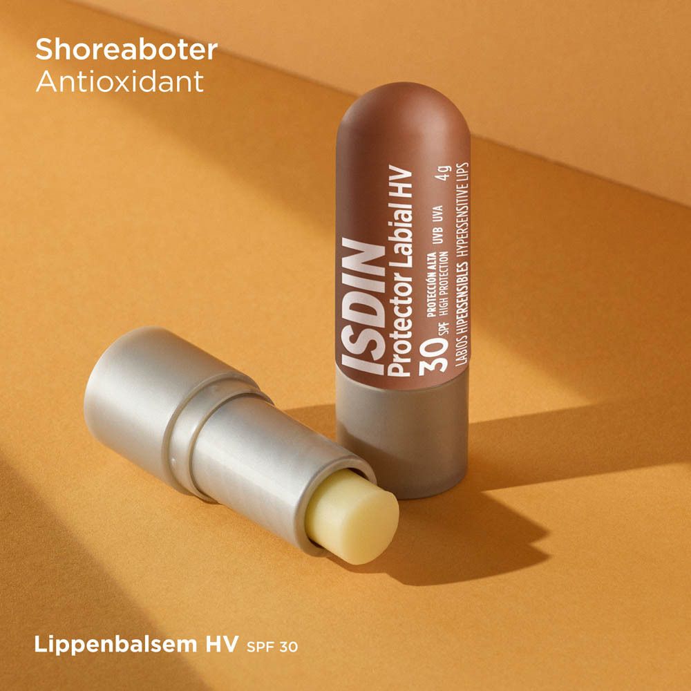 Application d'un stick à lèvres sur les lèvres. ISDIN Protector Labial HV 30.