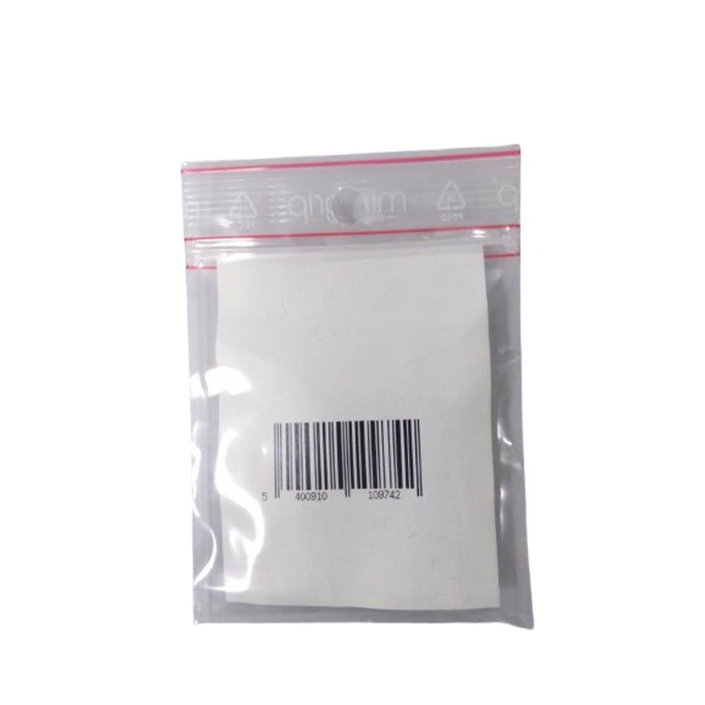 Sachet plastique transparent avec papier blanc. Code-barres sur le papier.