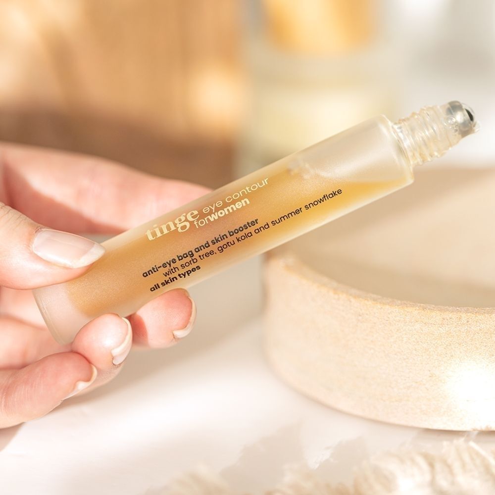 Main tenant le flacon Tinge Eye Contour for women.