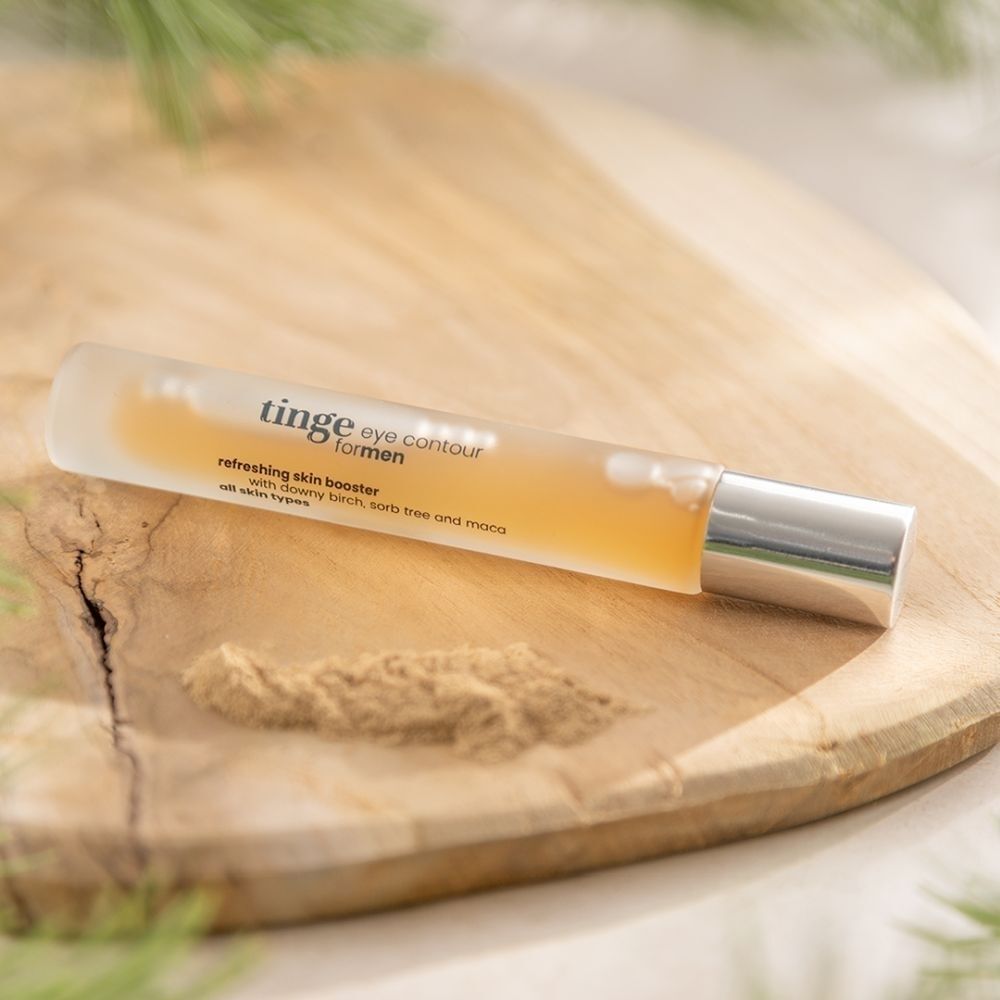 Rouleau Tinge Eye Contour sur planche en bois. Booster rafraîchissant avec poudre d'extrait de bouleau.