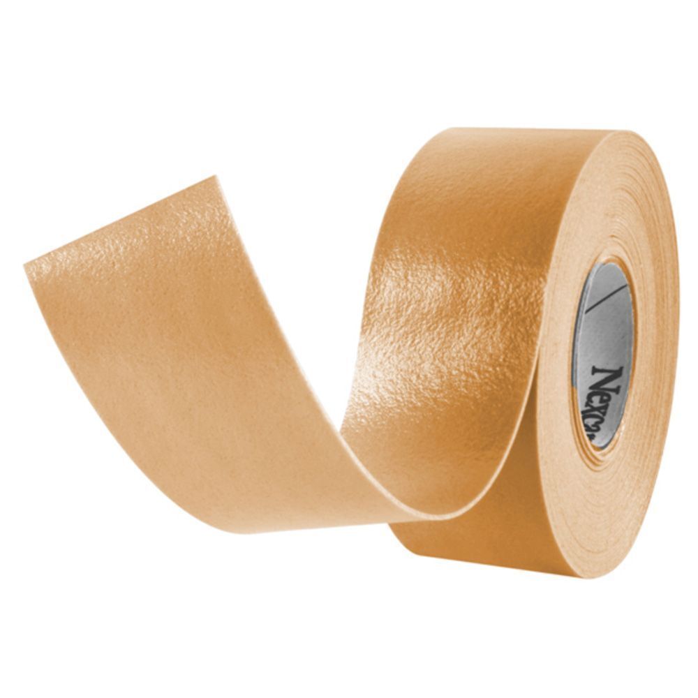 Boîte de Nexcare active tape. Rouleau beige, 2,54 cm x 4,57 m. Boîte orange avec nom du produit.