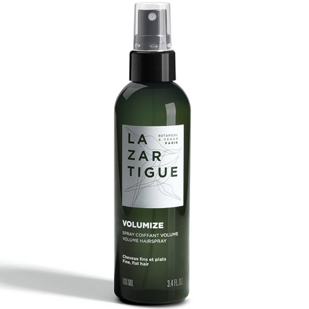 Flacon spray vert avec bouchon noir. Inscription: LAZARTIGUE VOLUMIZE. Pour cheveux fins et plats.