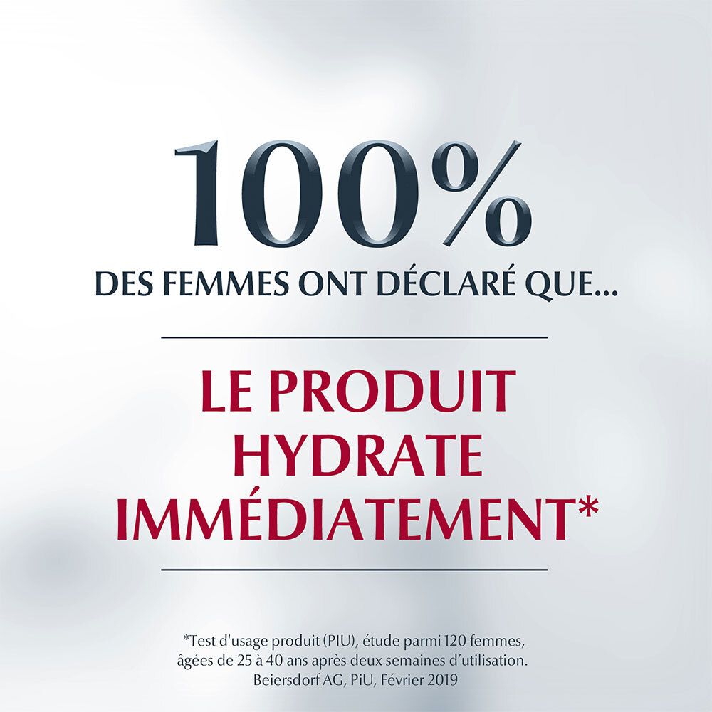 Texte : 100% des femmes ont déclaré que le produit hydrate immédiatement. Texte : Étude auprès de 120 femmes.