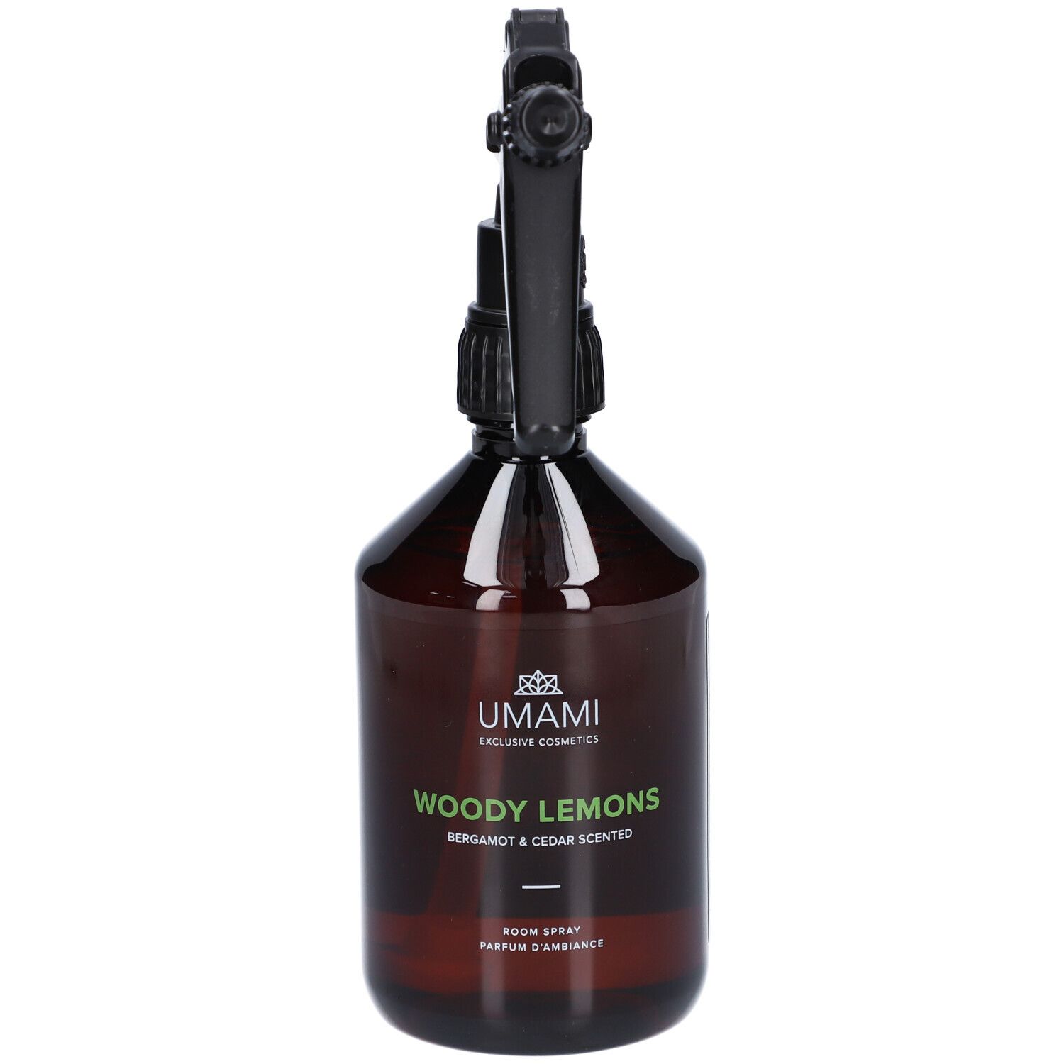 Flacon pulvérisateur brun avec tête noire. Inscription: UMAMI, Woody Lemons, Bergamote & Cèdre Scented.