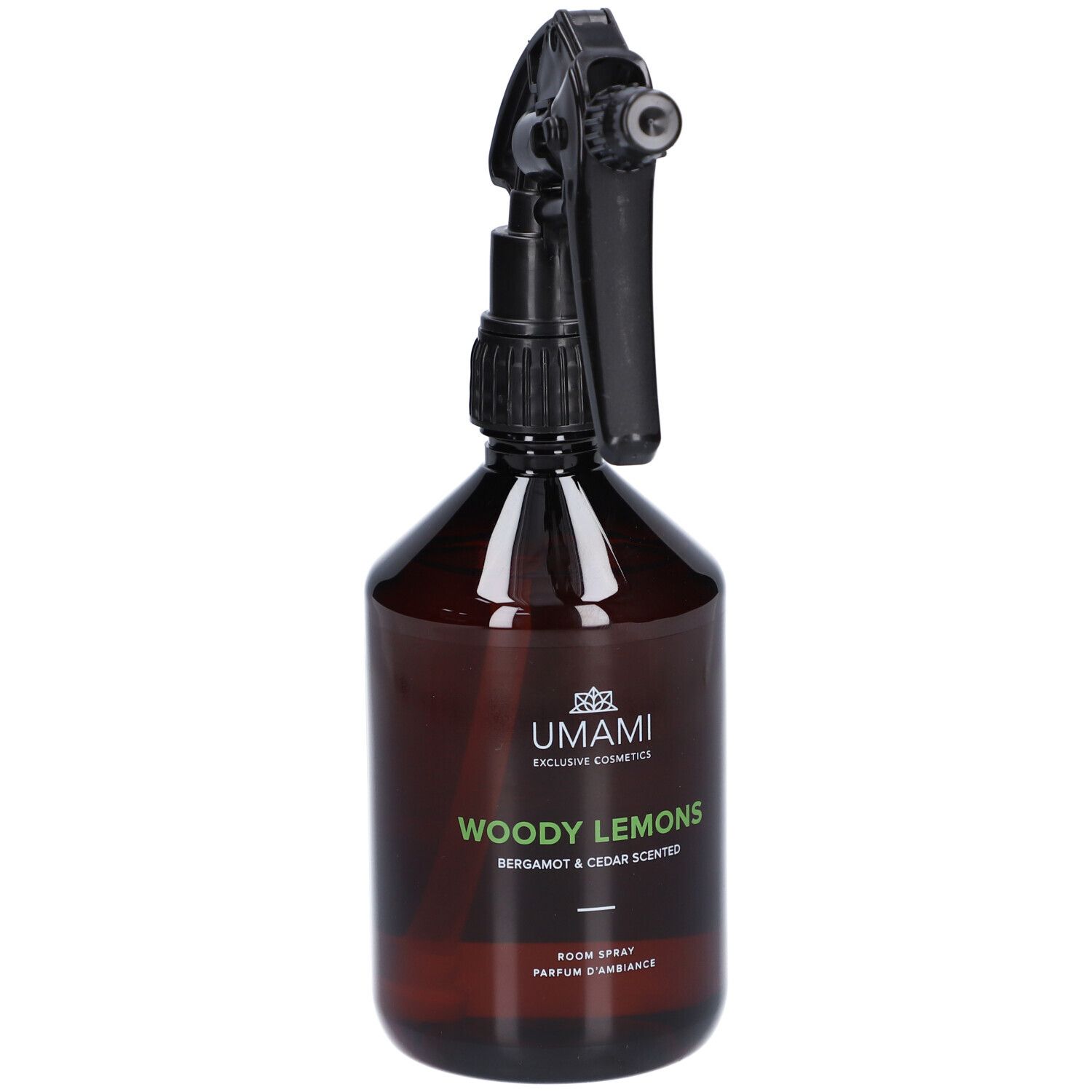 Flacon pulvérisateur brun avec tête noire. Inscription: UMAMI, Woody Lemons, Bergamote & Cèdre Scented.