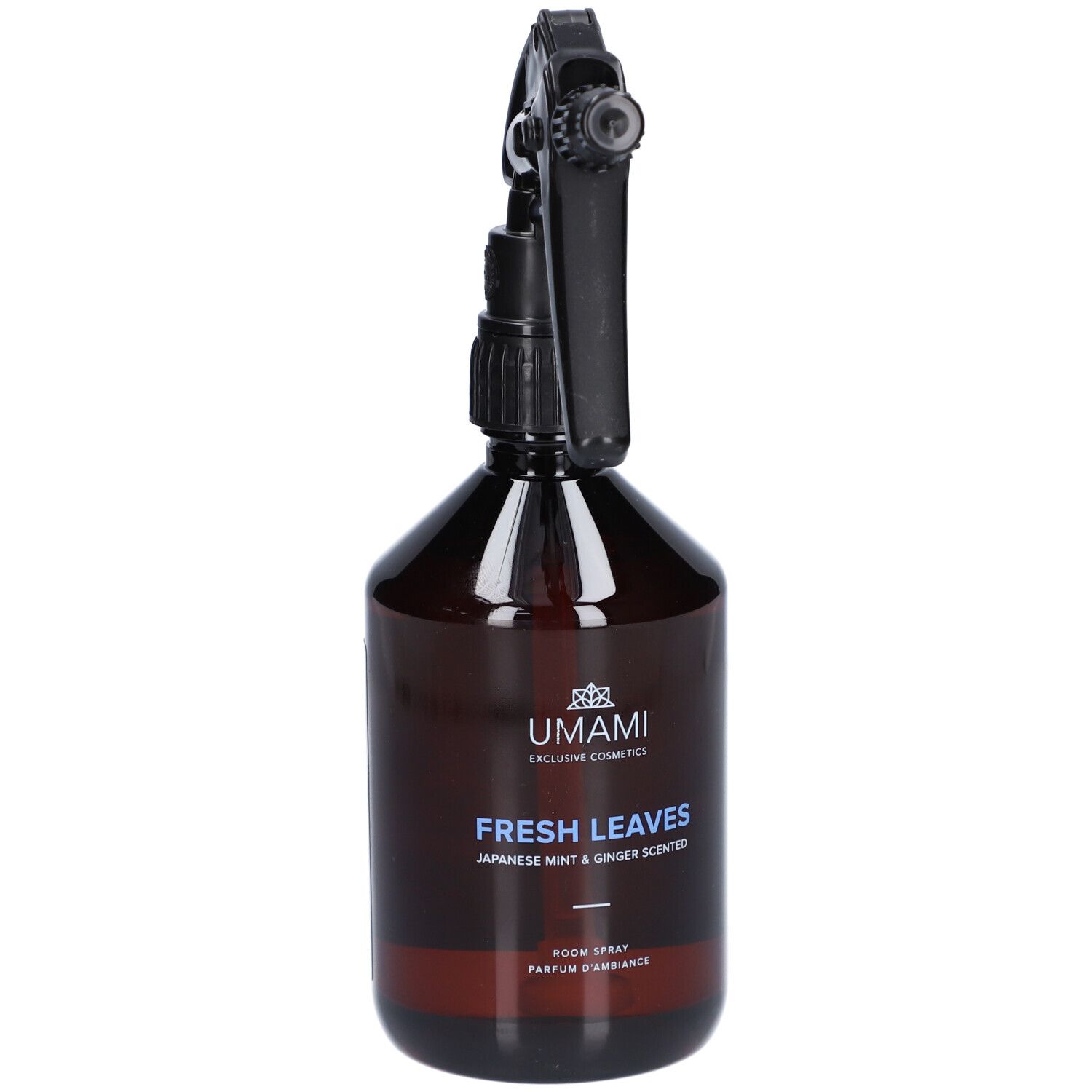 Flacon pulvérisateur brun avec pulvérisateur noir. Inscription : UMAMI, FRESH LEAVES, Japanese Mint & Ginger Scented.