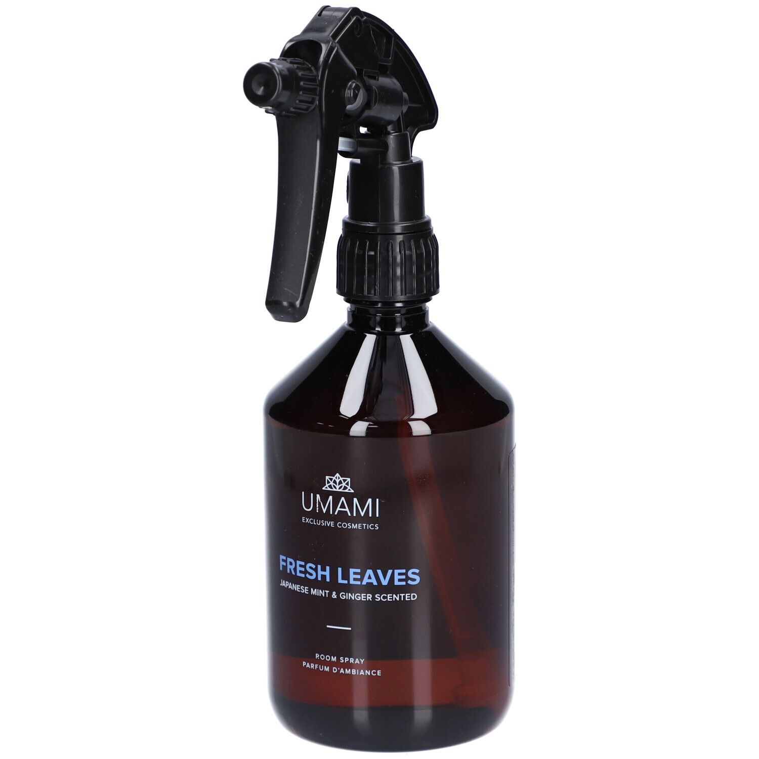 Flacon pulvérisateur brun avec pulvérisateur noir. Inscription : UMAMI, FRESH LEAVES, Japanese Mint & Ginger Scented.