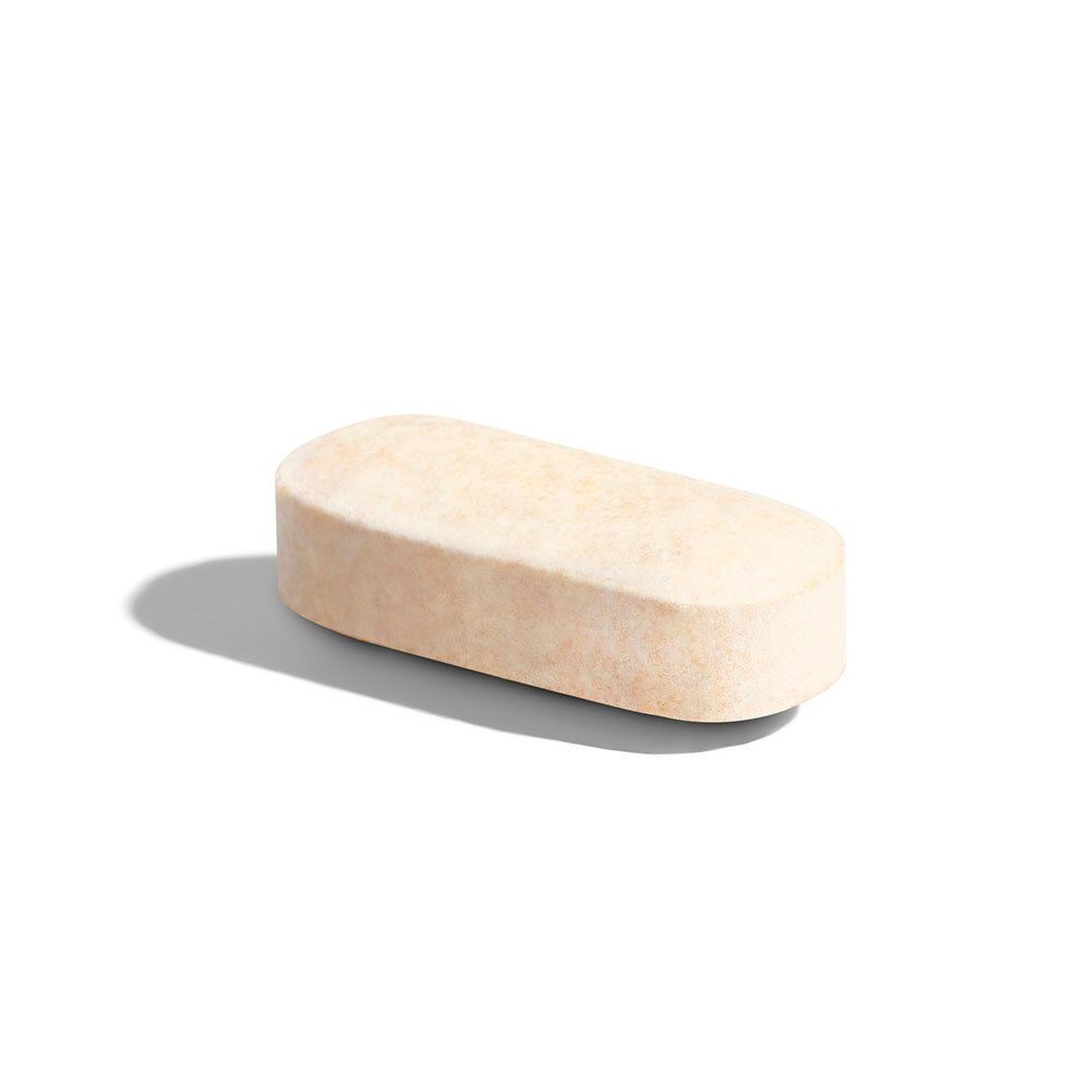 Comprimé beige, oblong. Sur fond blanc.