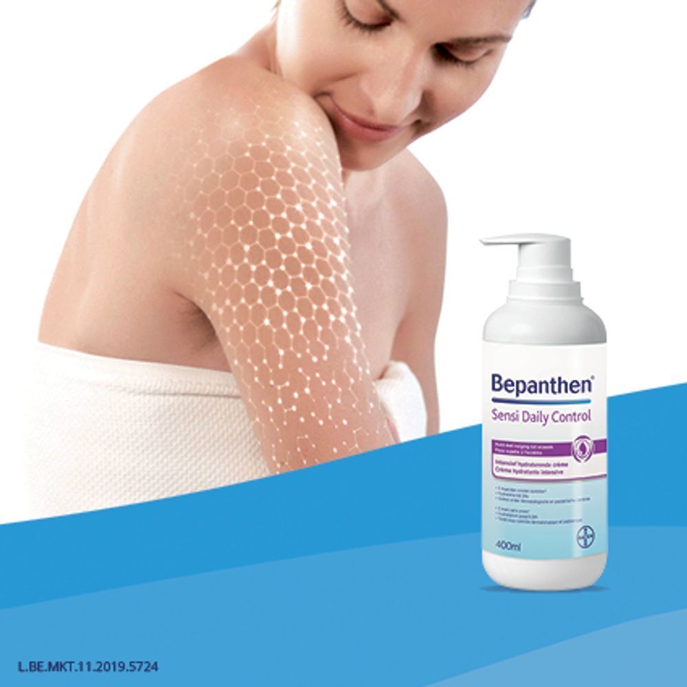 Femme avec bras. Sur le bras: motif hexagonal. À côté: flacon Bepanthen Sensi Daily Control. Fond bleu.