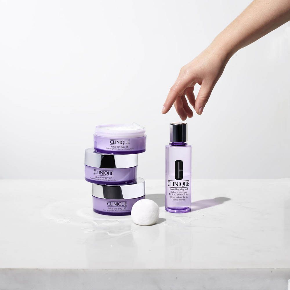 Le démaquillant Clinique dissout le maquillage longue tenue.