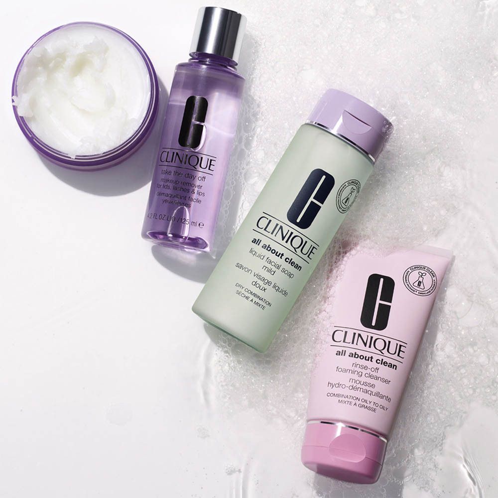 Démaquillant Clinique et pot de crème avec traces de maquillage.