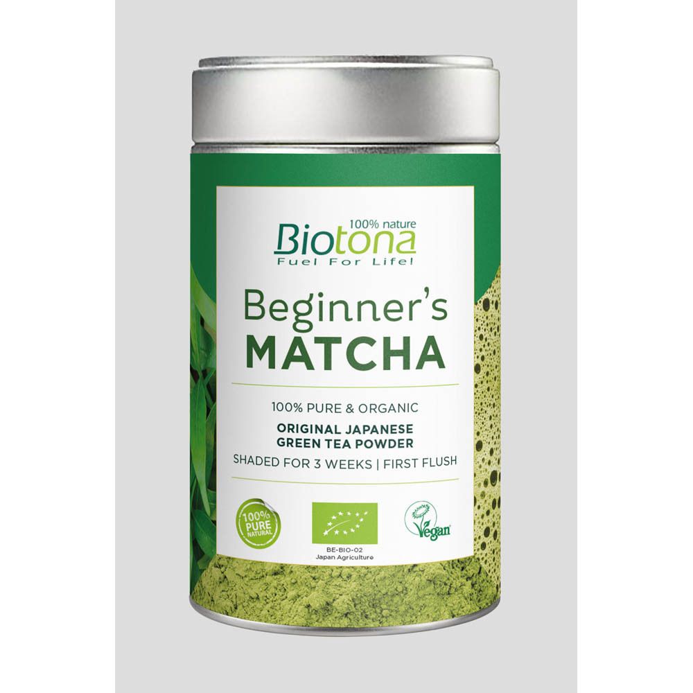 Boîte verte de Matcha Biotona. Inscription: Beginner's Matcha, 100% Pure & Organic, Original Japanese Green Tea Powder.