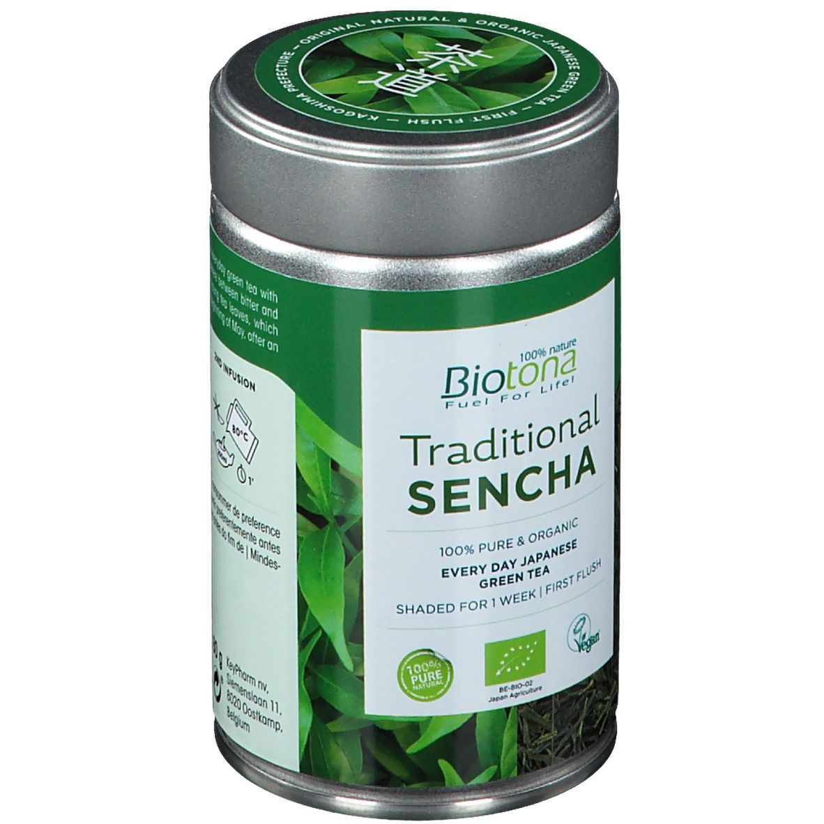 Boîte cylindrique avec étiquette verte. Inscription: Biotona Traditional Sencha. 100% Pure & Organic Green Tea. Avec label bio.