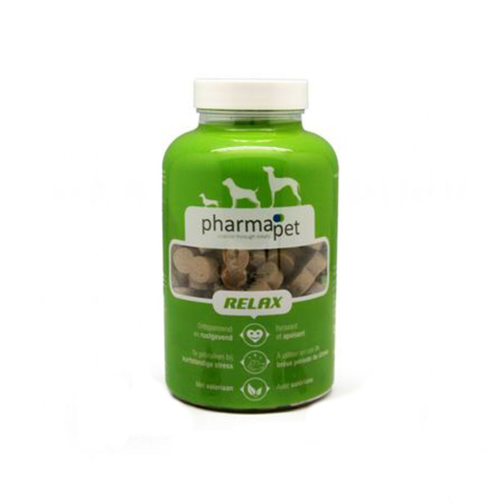 Flacon vert avec bouchon blanc. Fenêtre avec comprimés bruns. Inscription Pharma Pet Relax, texte multilingue.