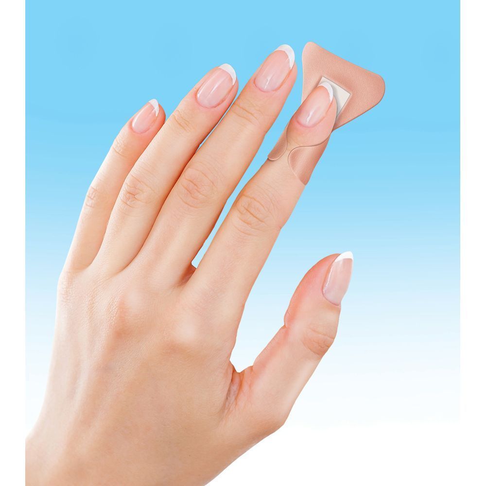 Pansement pour doigt sur un doigt. Couleur beige. Sur fond bleu.