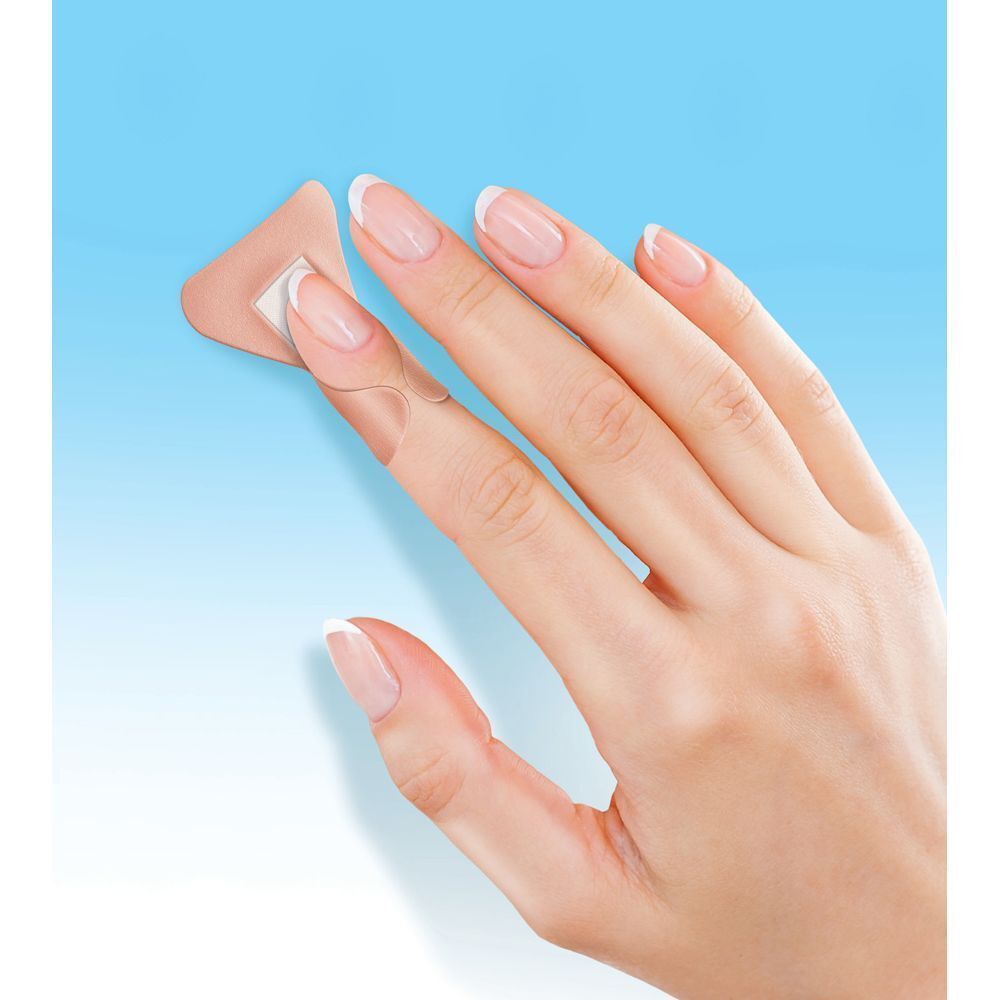 Pansement pour doigt sur un doigt. Couleur beige. Sur fond bleu.