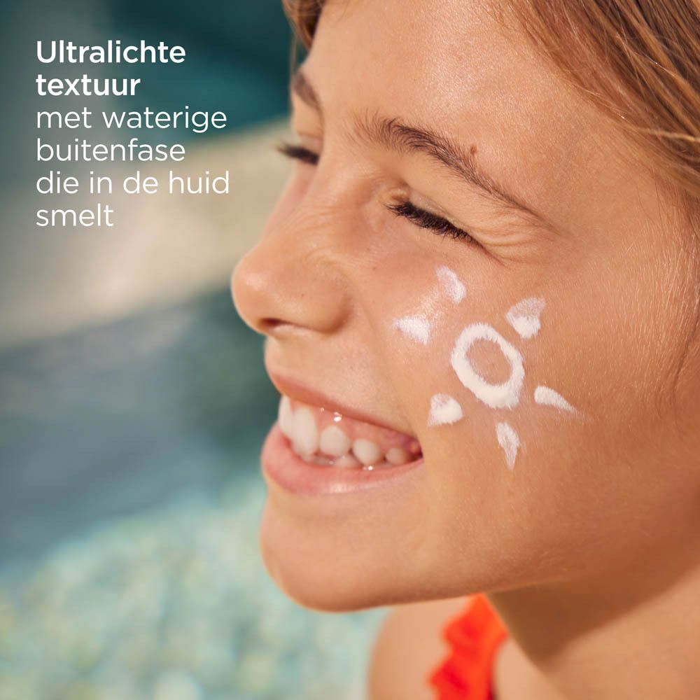 Enfant avec soleil de crème solaire sur le visage. Texte : Texture ultra-légère à base d'eau.