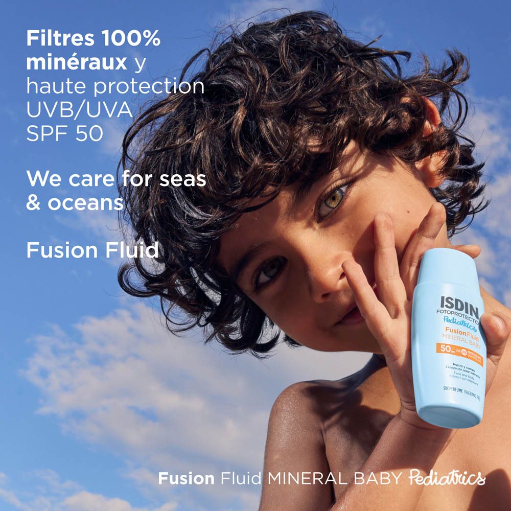 Garçon avec flacon. Texte: Filtres 100% minéraux, UVB/UVA SPF 50, We care for seas & oceans.
