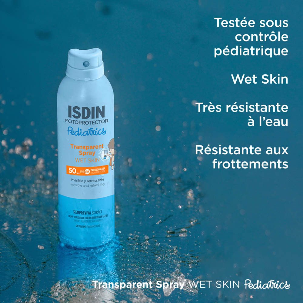 ISDIN Fotoprotector Pädiatrie Transparent Spray Wet Skin SPF50+ devant l'eau bleue. Informations produit.