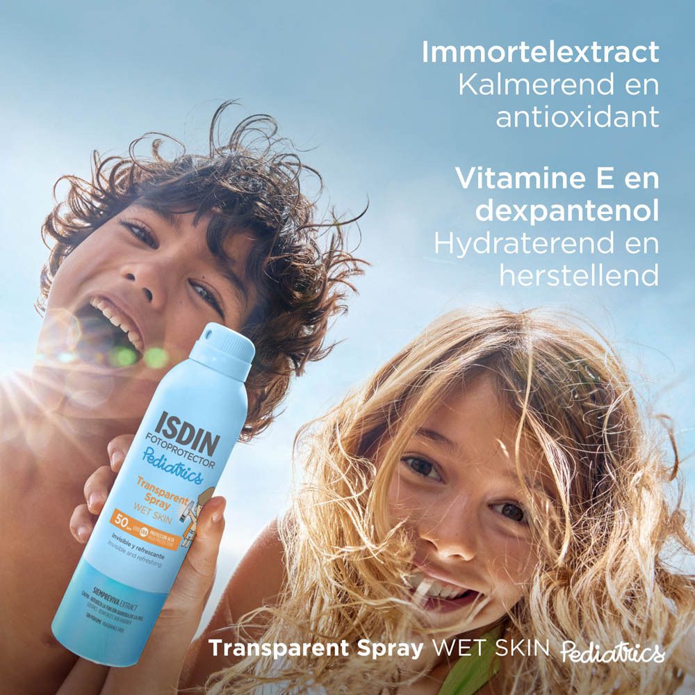 Deux enfants avec spray ISDIN Fotoprotector. Flacon bleu, bouchon blanc. Texte en néerlandais.