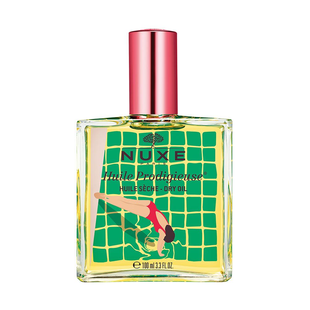 Flacon carré en verre avec bouchon rose. Étiquette avec motif piscine verte et femme plongeant. Texte : Nuxe Huile Prodigieuse.