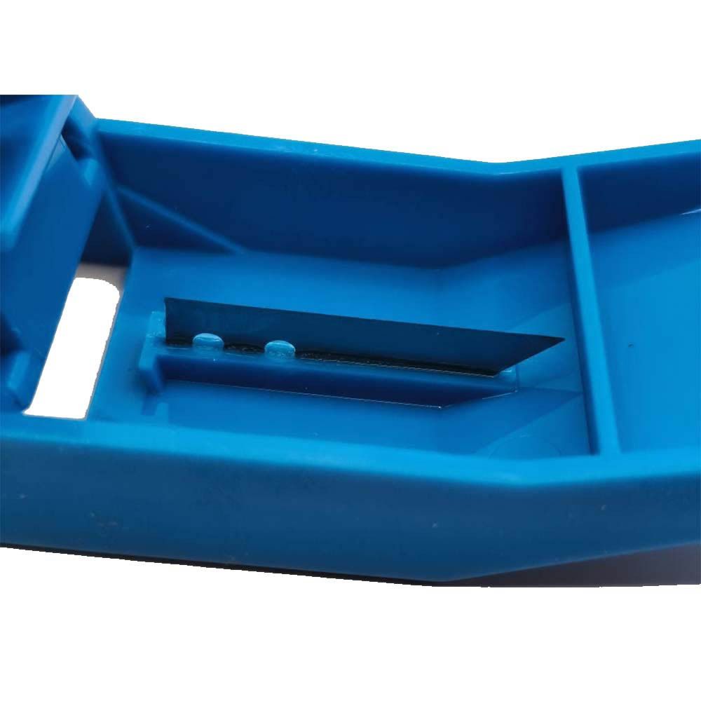 Gros plan de la lame d'un coupe-comprimés bleu.