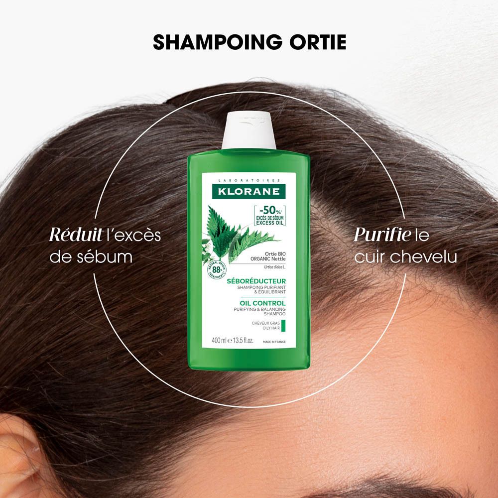 Flacon de shampooing sur cuir chevelu. Texte: KLORANE, -50% excès de sébum, Shampooing Ortie.