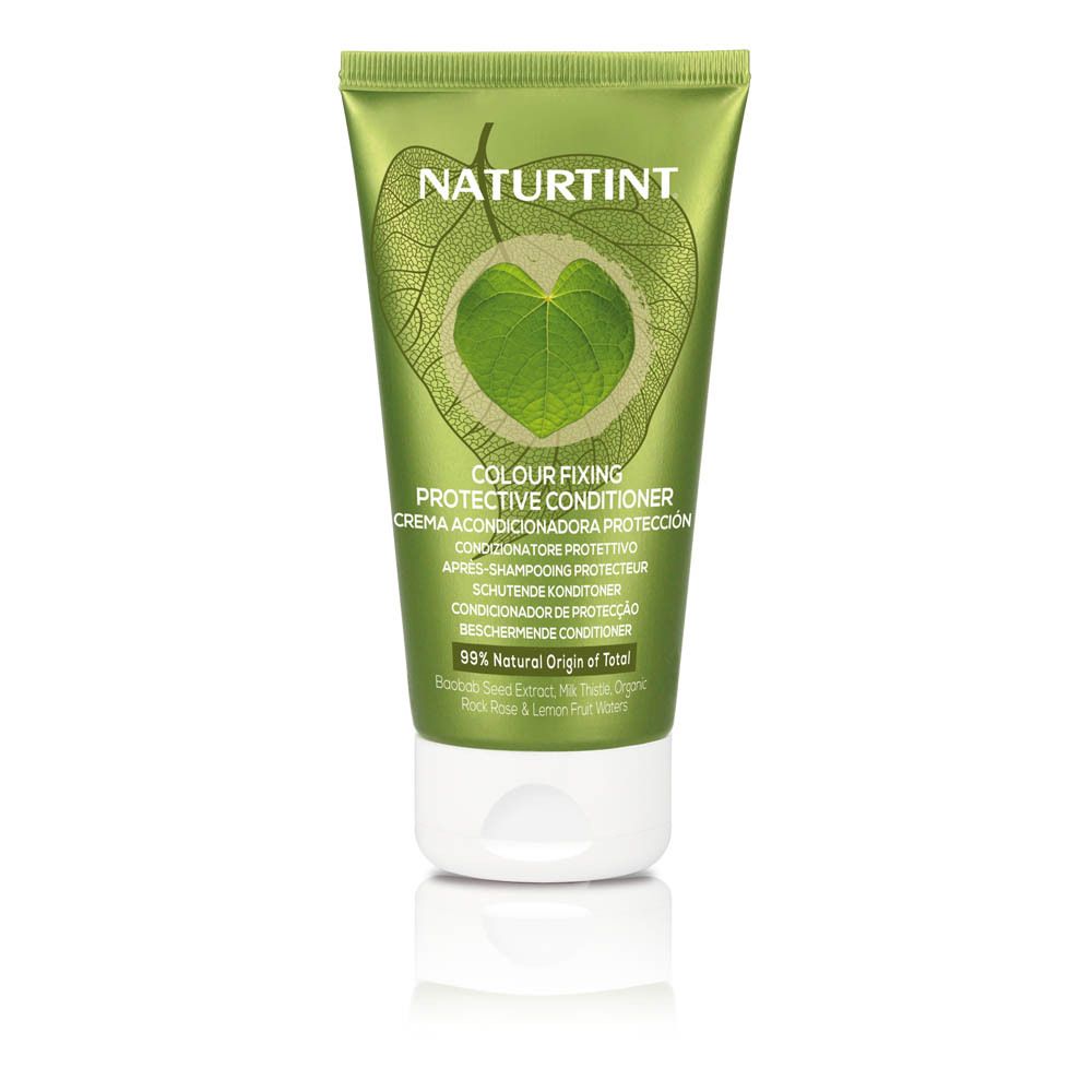 Tube vert avec nom du produit et informations. Inscription: COLOUR FIXING PROTECTIVE CONDITIONER. 99% Natural Origin of Total.