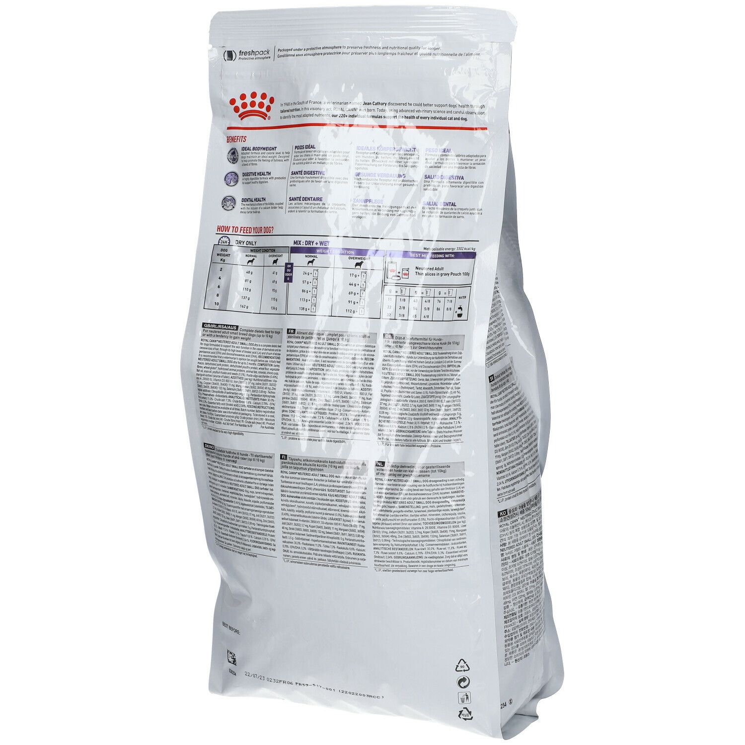Dos du sac de nourriture. Informations et tableaux. Marque Royal Canin. Texte en plusieurs langues. Symboles de recyclage.