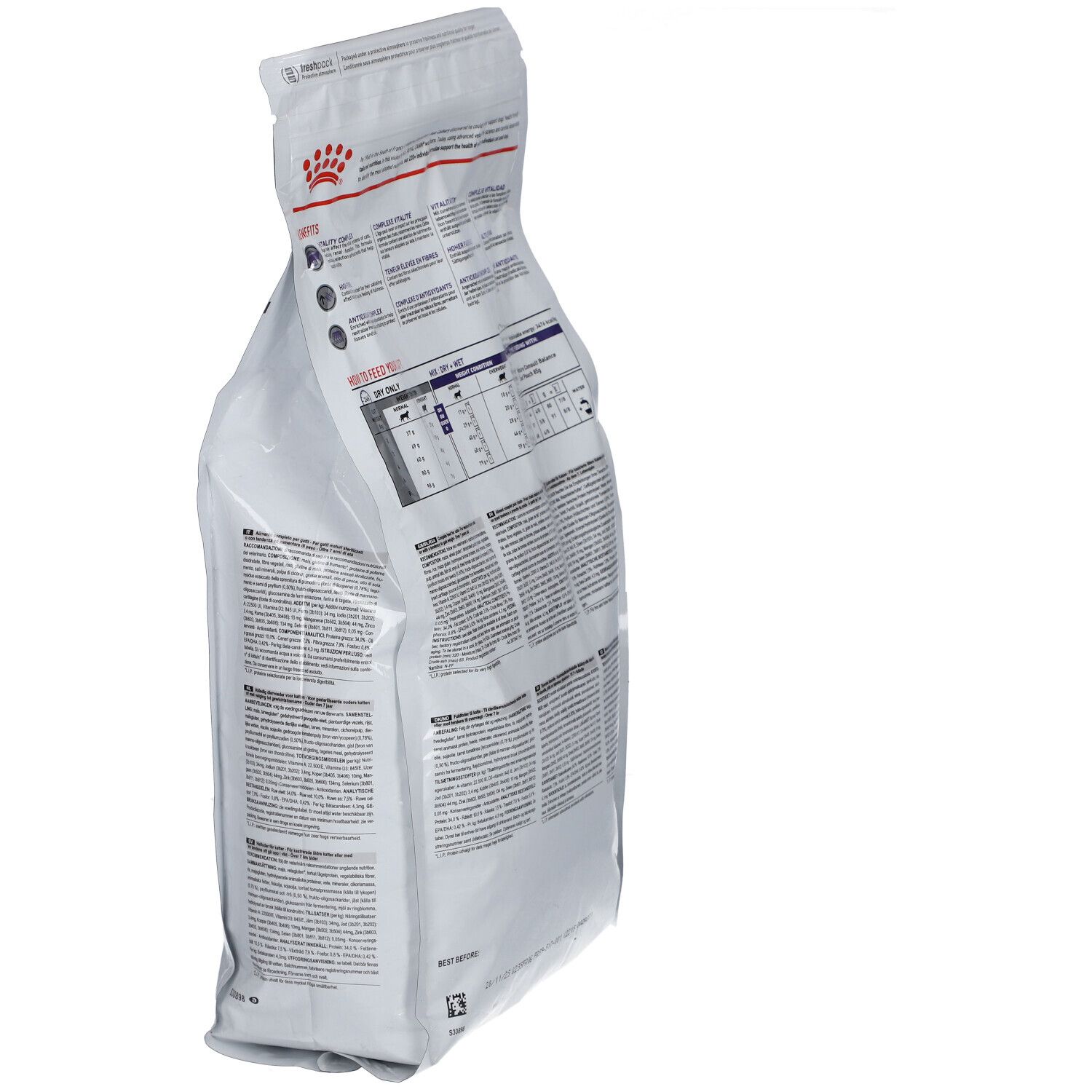 Vue en biais du sac. Texte et tableaux au dos. Logo ROYAL CANIN et 1,5 kg.