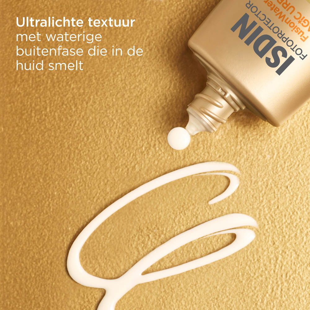 ISDIN Fotoprotector Fusion Water Magic Urban. Produit pressé du flacon. Fond doré.