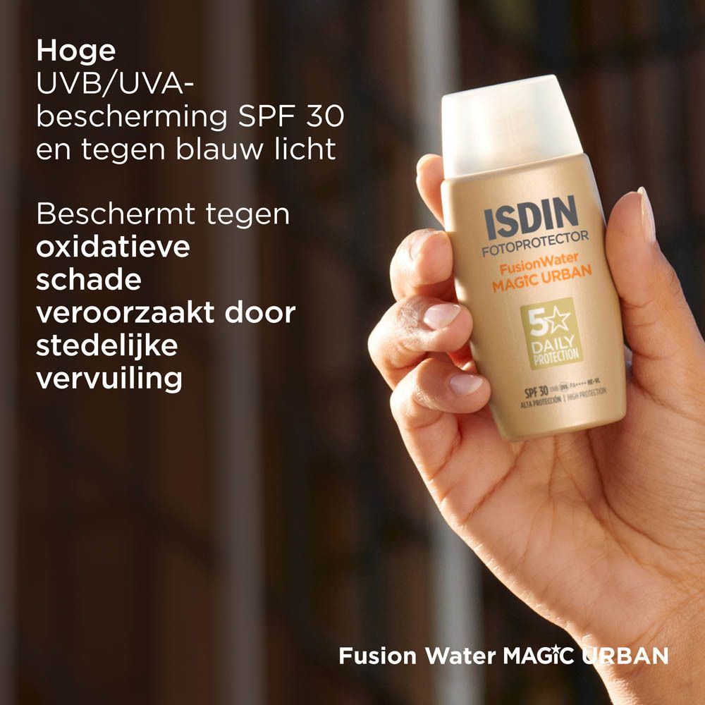 ISDIN Fotoprotector Fusion Water Magic Urban. Flacon dans la main. Texte: Haute protection UV, contre la lumière bleue.