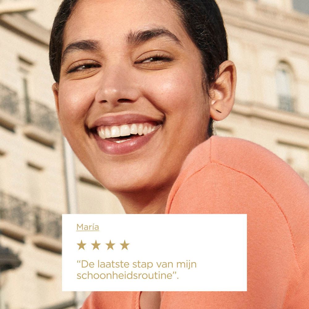 Femme souriante. Citation: « La dernière étape de ma routine beauté ». Évaluation par étoiles.