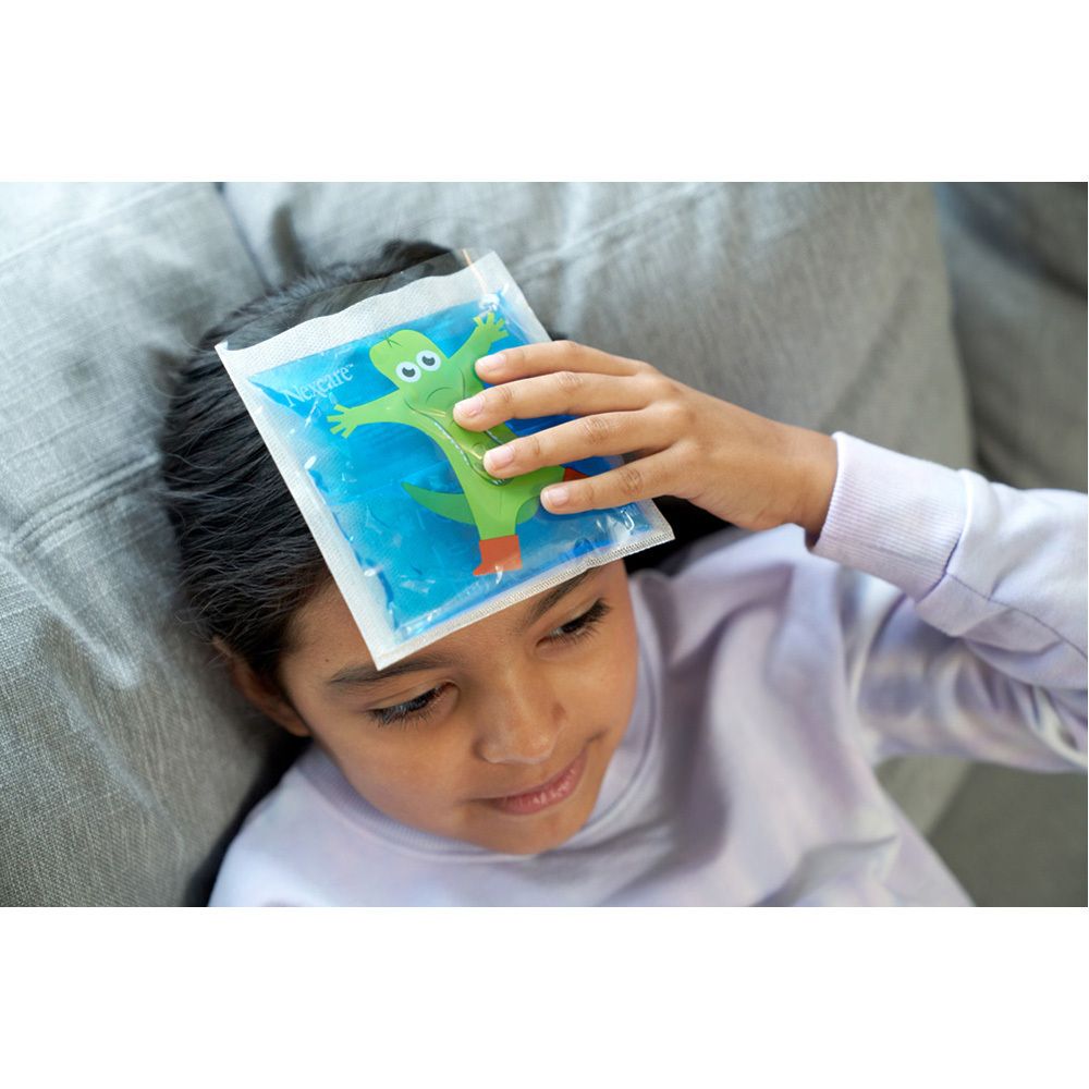 Un pack de gel carré avec un motif de crocodile. Il est dans un emballage transparent.