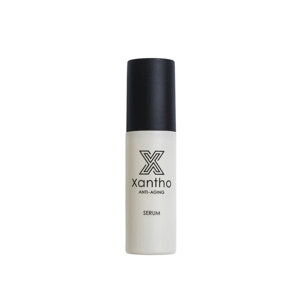 Sérum blanc avec bouchon noir. Inscription: Xantho Anti-Aging Serum.