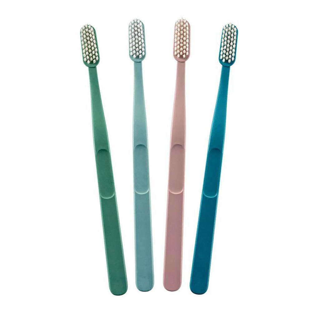 Quatre brosses à dents sans emballage. Différentes couleurs : vert, bleu clair, rose, turquoise. Marque Jordan Green Clean.