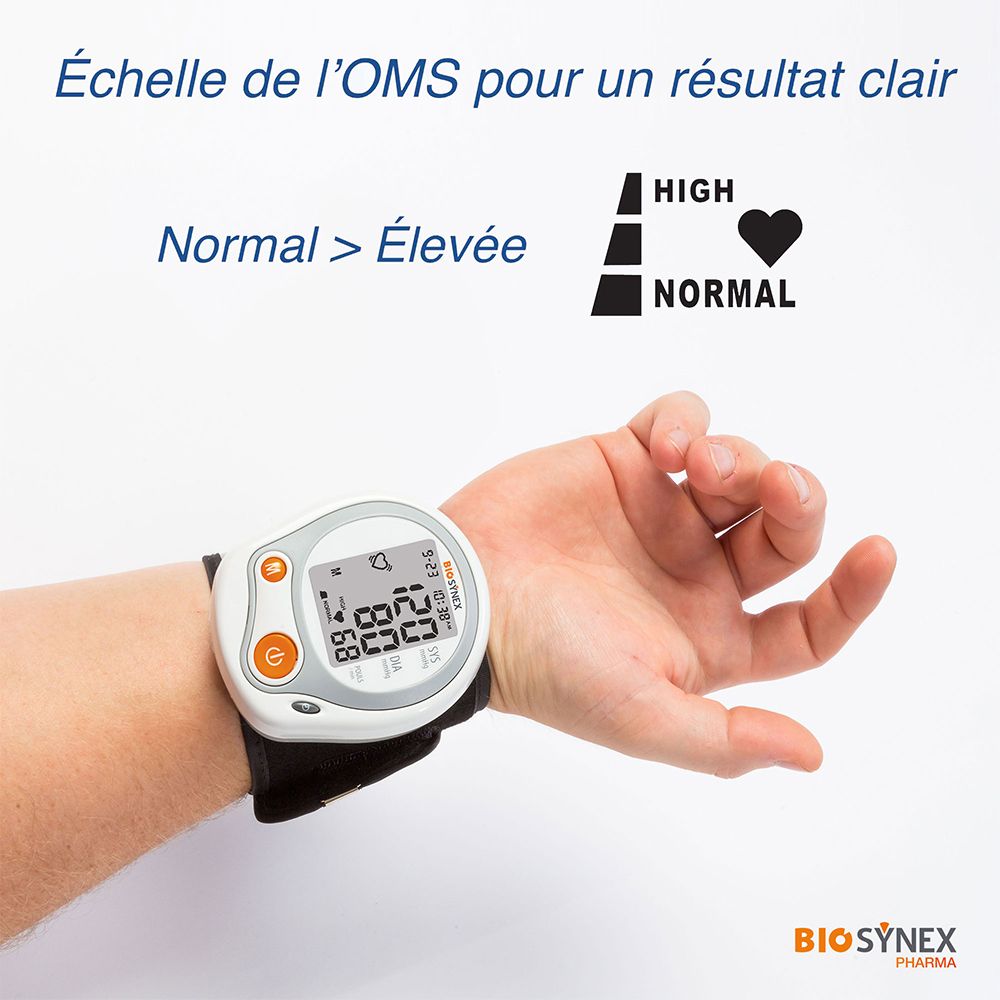 Tensiomètre poignet Biosynex porté au poignet. L'écran indique Normal > Élevé. Échelle OMS.