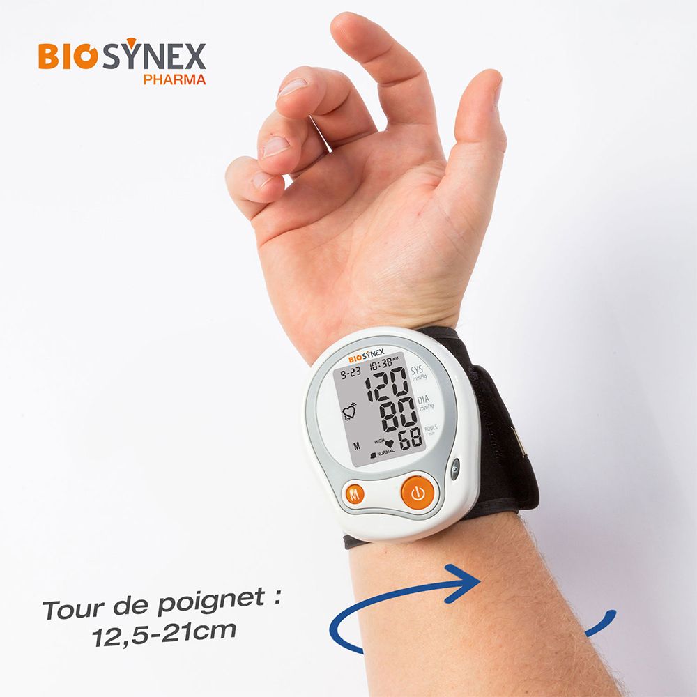 Tensiomètre poignet Biosynex porté au poignet. Tour de poignet : 12,5-21 cm. Flèche indique le poignet.
