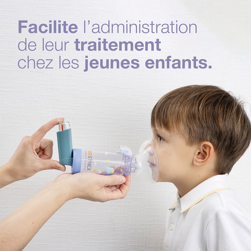 Enfant utilisant la chambre d'inhalation Biosynex avec aérosol-doseur pour une thérapie par inhalation.