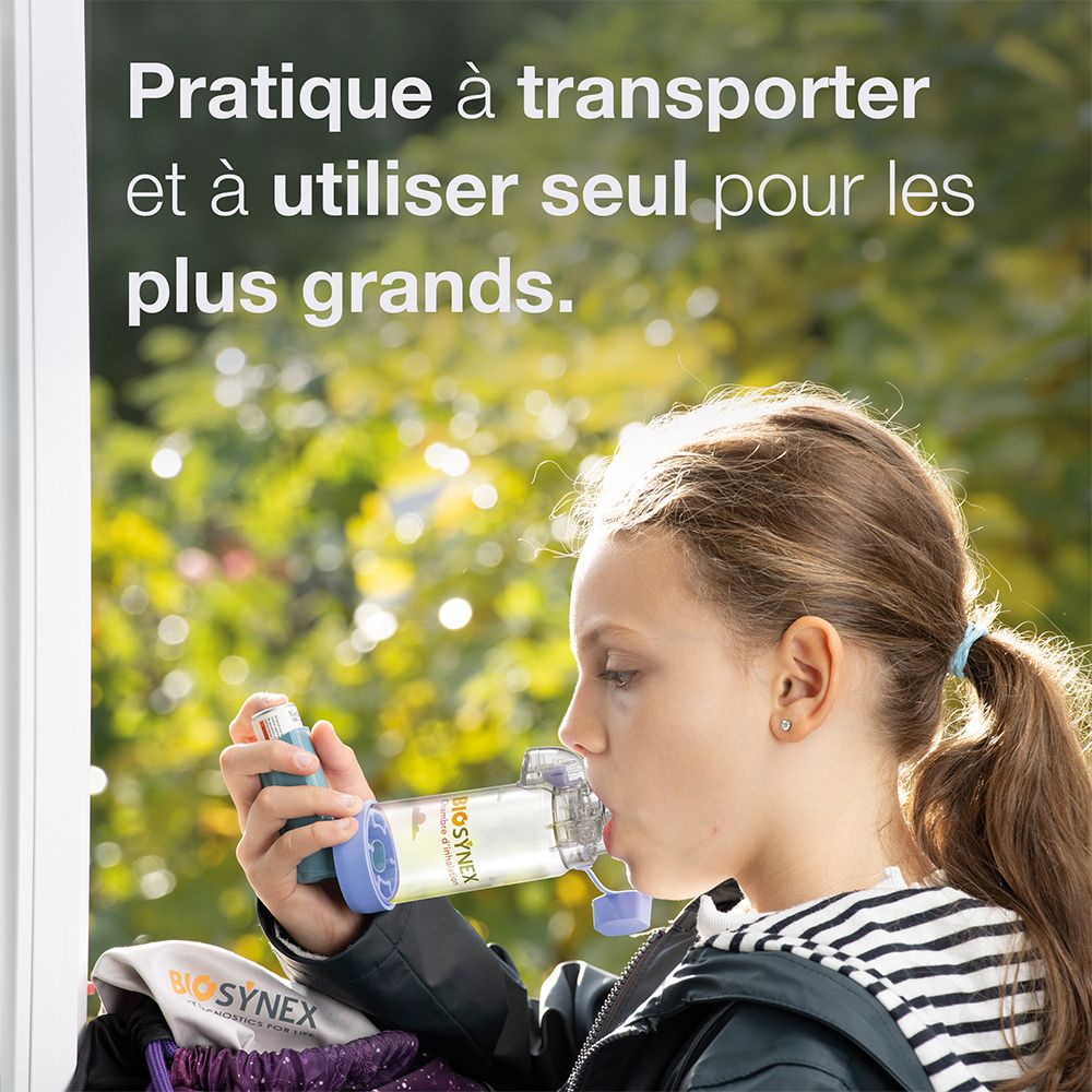 Enfant plus âgé utilisant la chambre d'inhalation Biosynex avec aérosol-doseur pour inhalation.