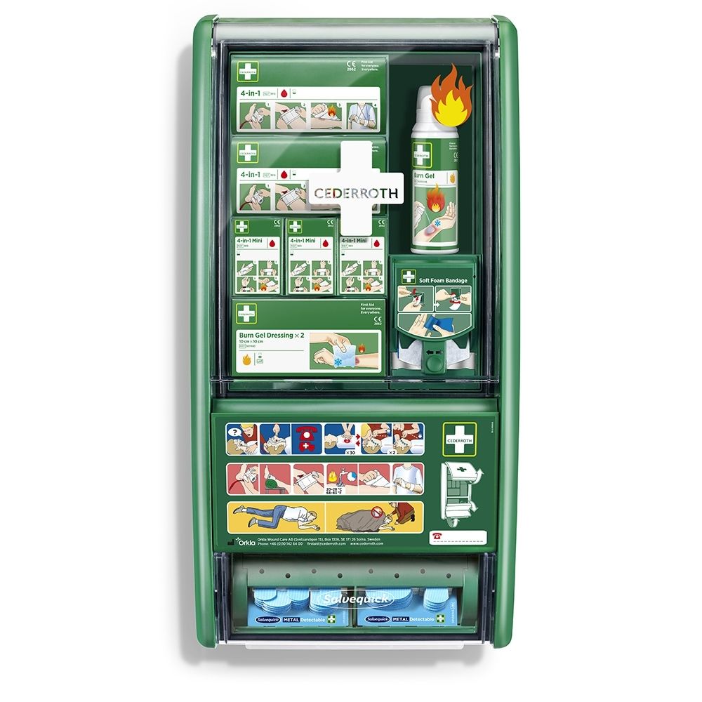 Station verte de premiers secours et brûlures, remplie de matériel de pansement et de gel pour brûlures.