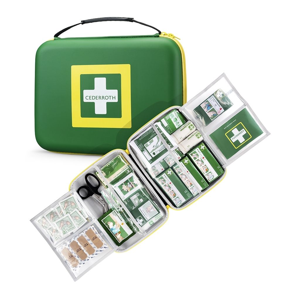Boîte de premiers secours ouverte avec pansements, ciseaux et sparadraps.