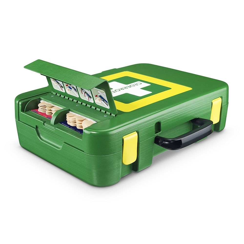 Boîte de premiers secours verte, fermée, avec étiquette listant le contenu.